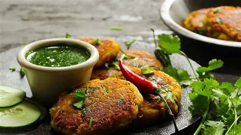  Aloo Tikki: Un delizioso connubio di spezie e texture croccanti che conquista il palato!