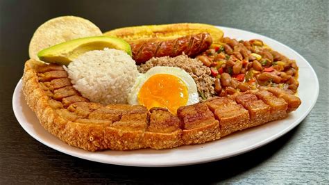  Bandeja Paisa! Un esplosione di sapori caribici incontrati con una ricchezza andina che lascerà il tuo palato soddisfatto.