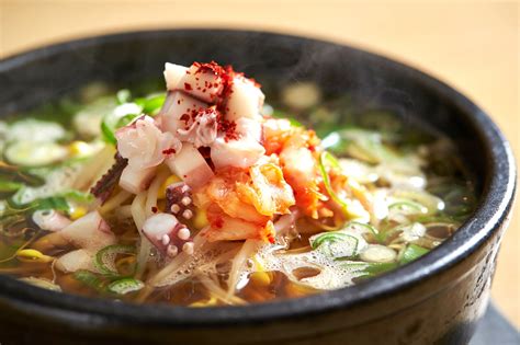  Ddeokguk: Un Comfort Food Cremoso e Aromatico da Scoprire nella Cucina di Jeonju!