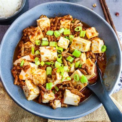   Mapo Tofu: Un connubio irresistibile di sapori piccanti e vellutati!