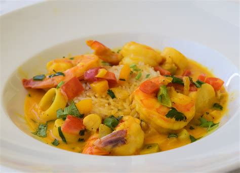  Moqueca: Un trionfo di sapori speziati e un mare di ingredienti freschi