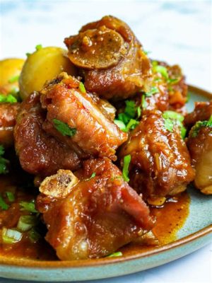  Wuliangye-Braised Pork Ribs: Un incontro tra sapori piccanti e la dolcezza caramellata del maiale!