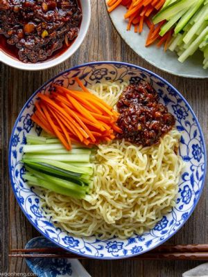  Zha Jiang Mian: Un Intrigante Mix di Sapori Umami e Dolcezza Accattivante!