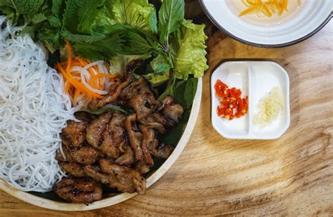  Bún Chả: Una Sinfonia di Aromi Fritti e Freschezza Erbacea!