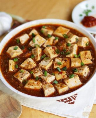  La Fragranza Piccante del Mapo Tofu: Un Piatto Seducente di Spezie e Delizia Cremosa!