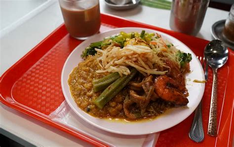 Nasi Kandar: Un trionfo di sapori piccanti e una danza di ingredienti freschi!