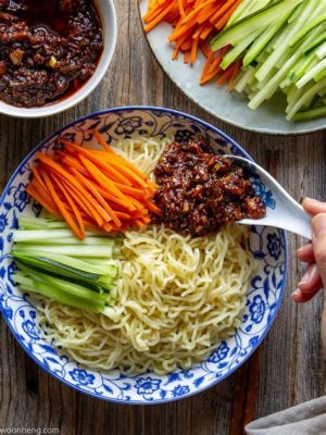  Zhajiang Mian: Un Intrigante connubio di Sapori Umami e Cremosità Setosa!